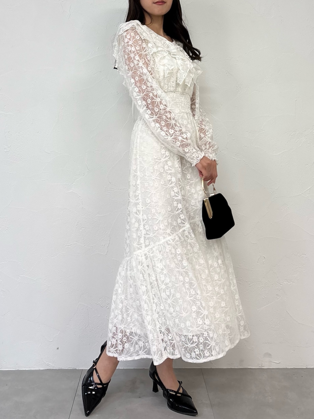 ホワイト系のワンピース、ブラック系のパンプスを着用したレディースの秋コーディネートの4枚目の写真