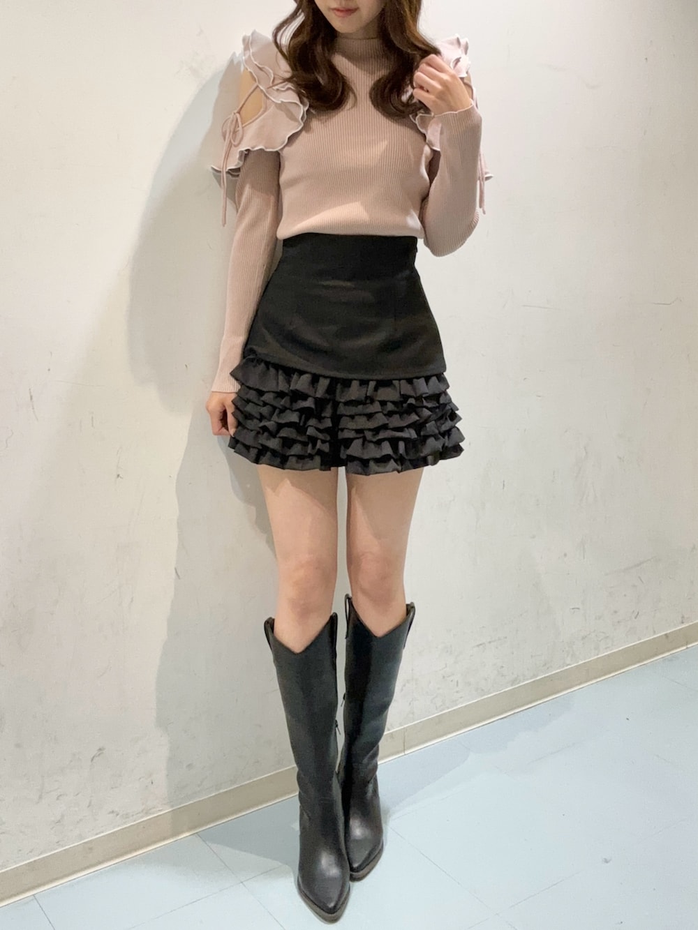 ブラック系のその他パンツ、ピンク系のニット/セーター、ブラック系のブーツを着用したレディースの秋コーディネートの3枚目の写真