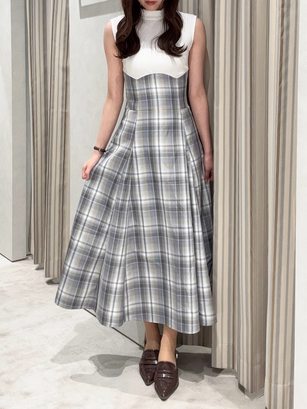 ホワイト系のワンピース、ブラウン系のローファーを着用したレディースの春コーディネートの2枚目の写真