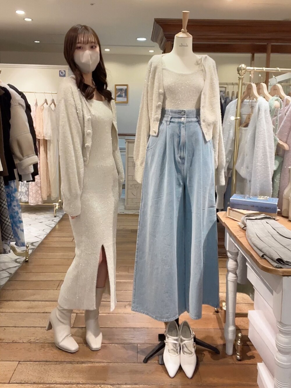 ベージュ系のワンピース、ベージュ系のカーディガン/ボレロ、ホワイト系のブーツを着用したレディースの冬コーディネートの2枚目の写真