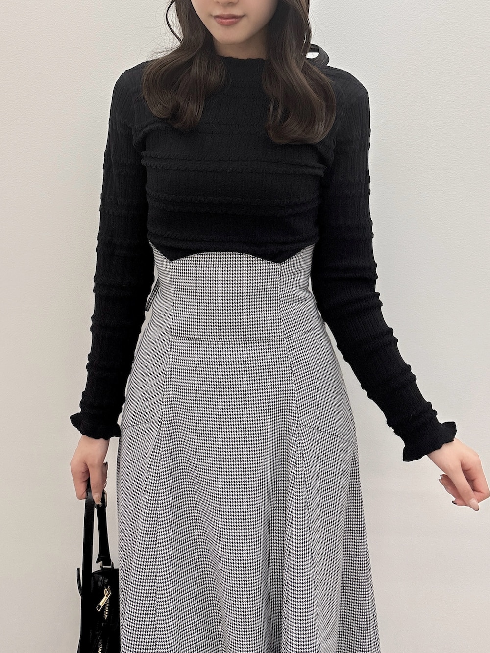 その他のスカート、ブラック系のニット/セーターを着用したレディースの冬コーディネートの5枚目の写真