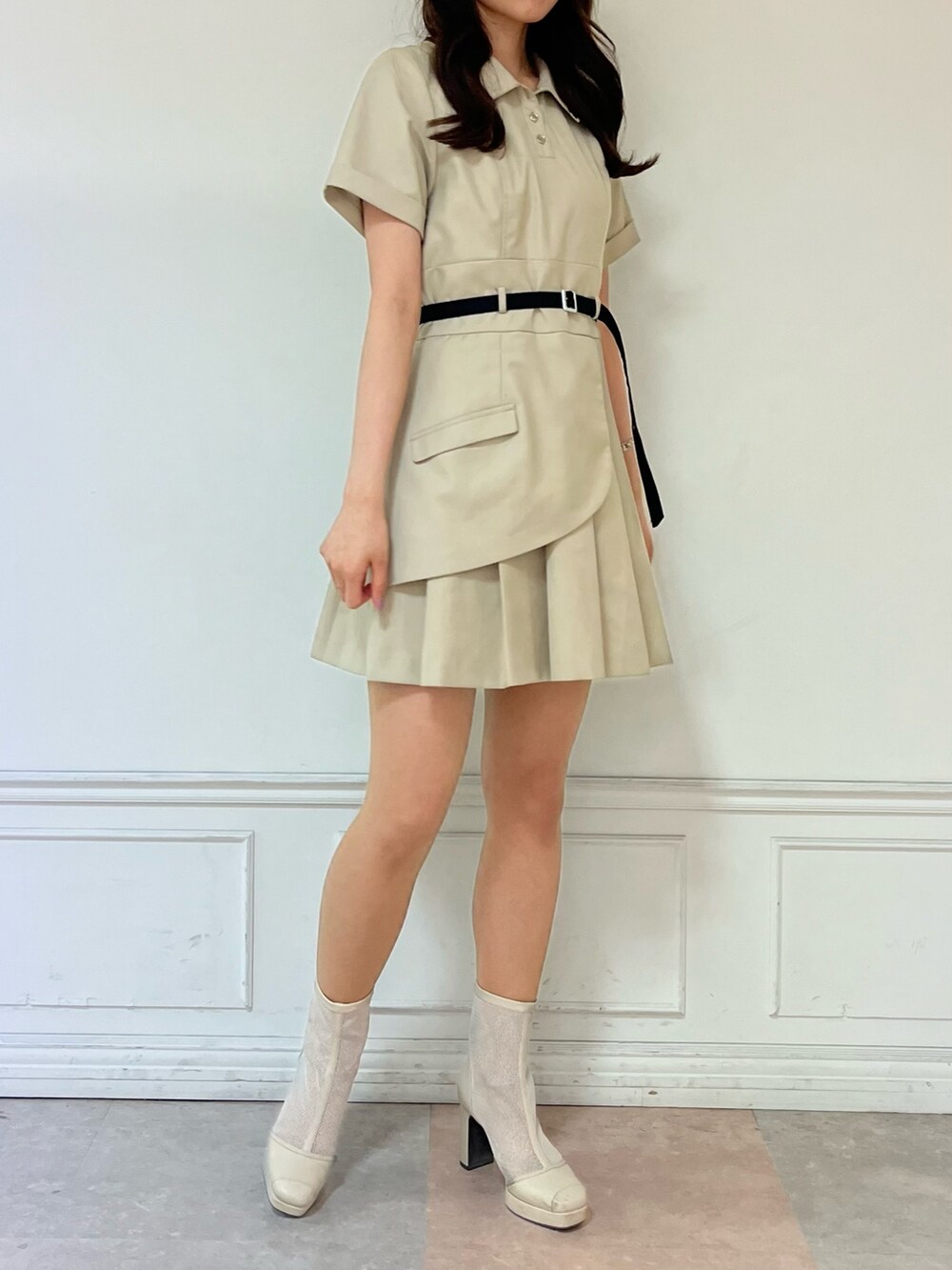 ホワイト系のブーツ、ベージュ系のワンピースを着用したレディースの春コーディネートの2枚目の写真