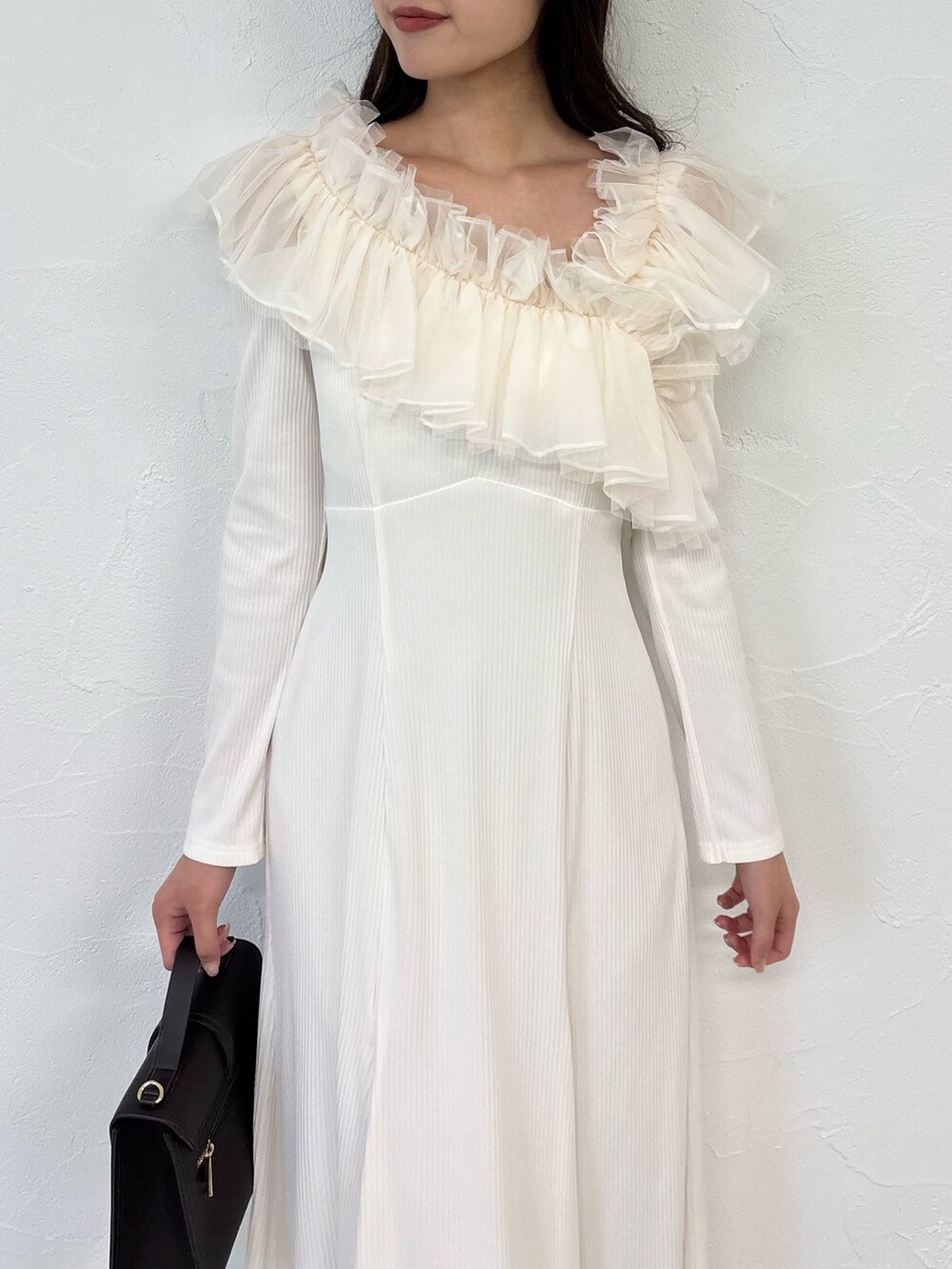 ブラウン系のショルダーバッグ、ブラウン系のパンプス、ホワイト系のワンピースを着用したレディースの秋コーディネートの8枚目の写真