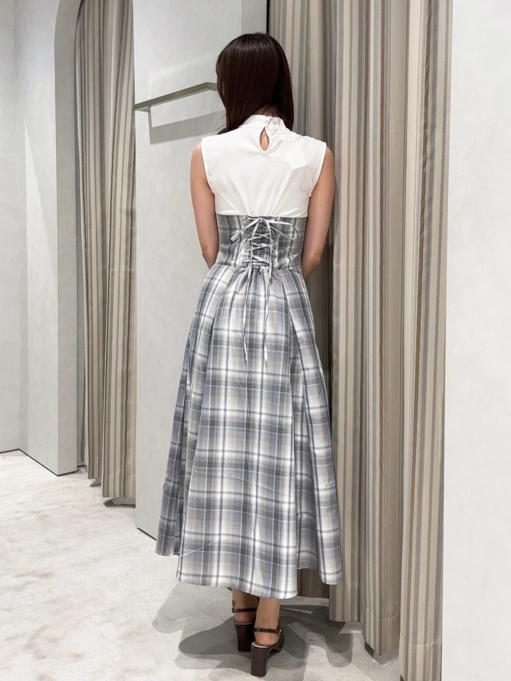 ホワイト系のワンピース、ブラウン系のローファーを着用したレディースの春コーディネートの4枚目の写真