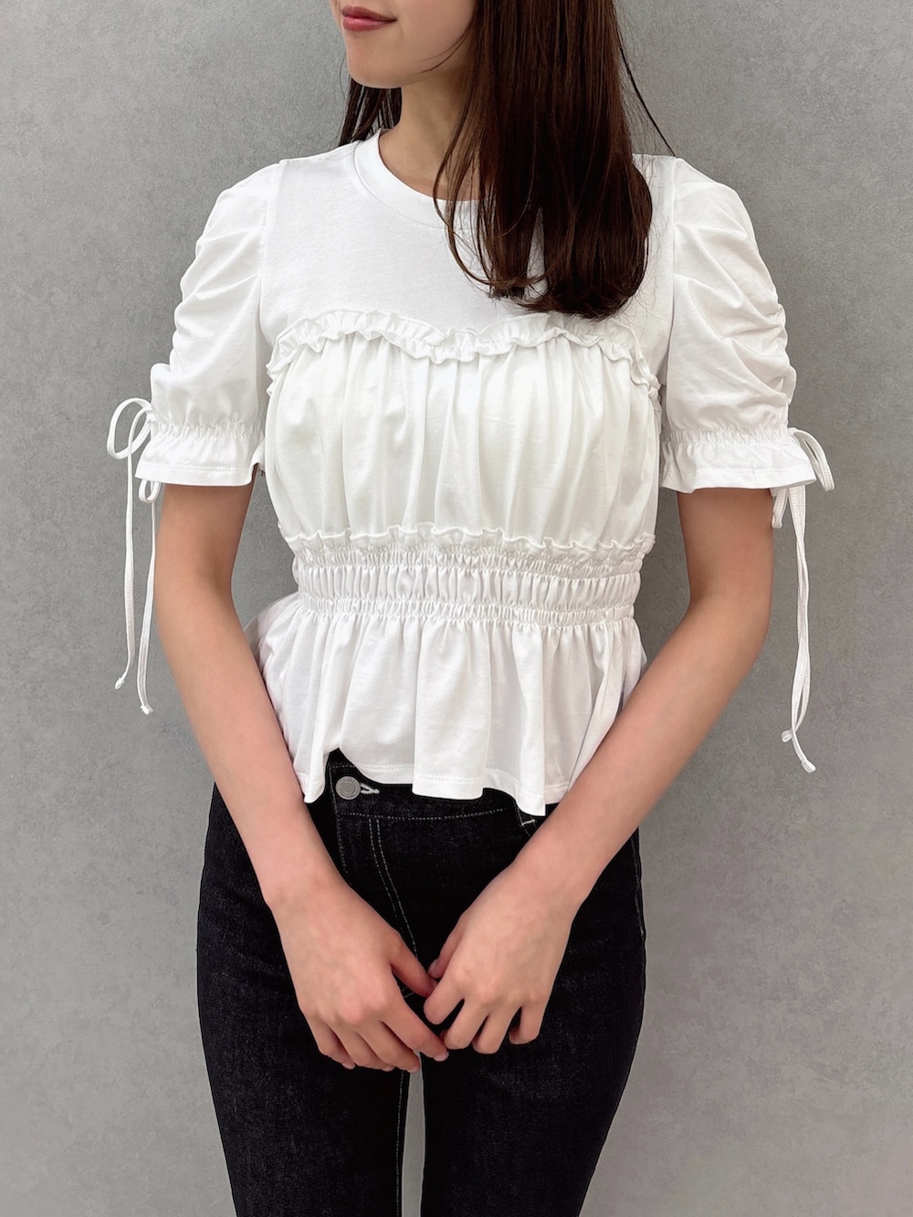 ホワイト系のTシャツ/カットソー、ブラック系のデニムパンツ、ホワイト系のサンダルを着用したレディースの夏コーディネートの4枚目の写真