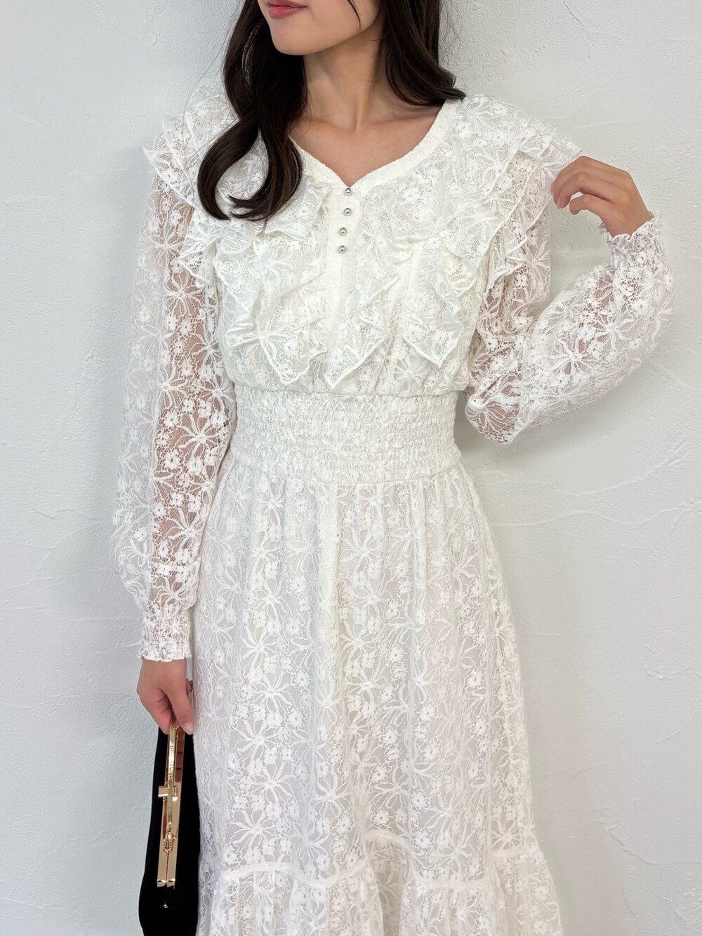 ホワイト系のワンピース、ブラック系のパンプスを着用したレディースの秋コーディネートの8枚目の写真