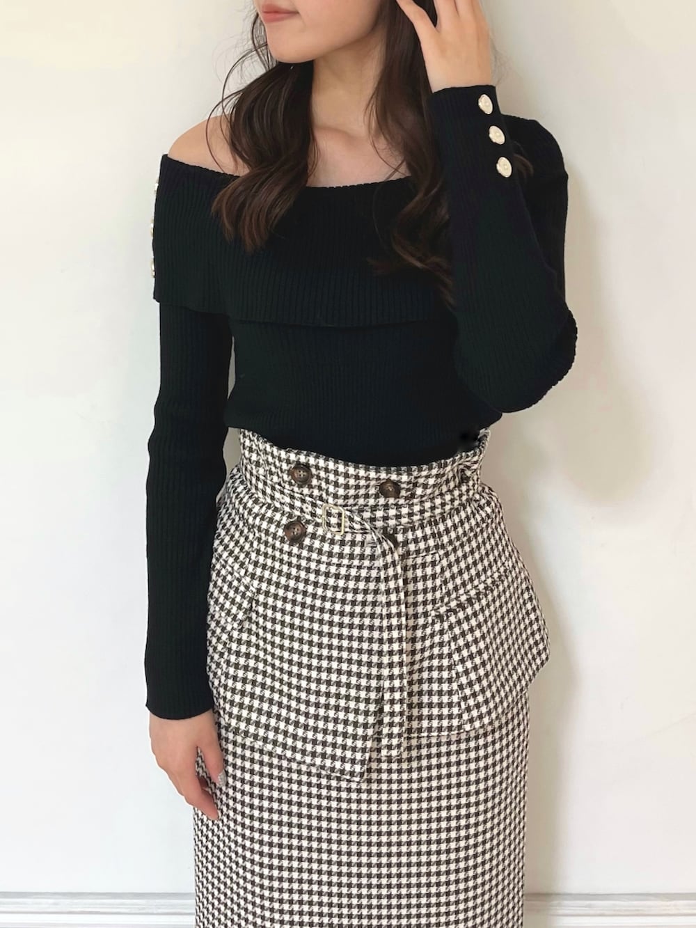 ブラック系のニット/セーター、その他のスカート、ブラック系のローファーを着用したレディースの秋コーディネートの4枚目の写真