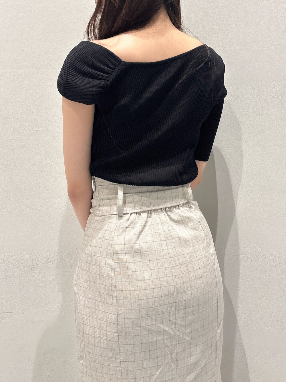 ブラック系のニット/セーター、ベージュ系のスカート、ブラック系のサンダルを着用したレディースの夏コーディネートの5枚目の写真