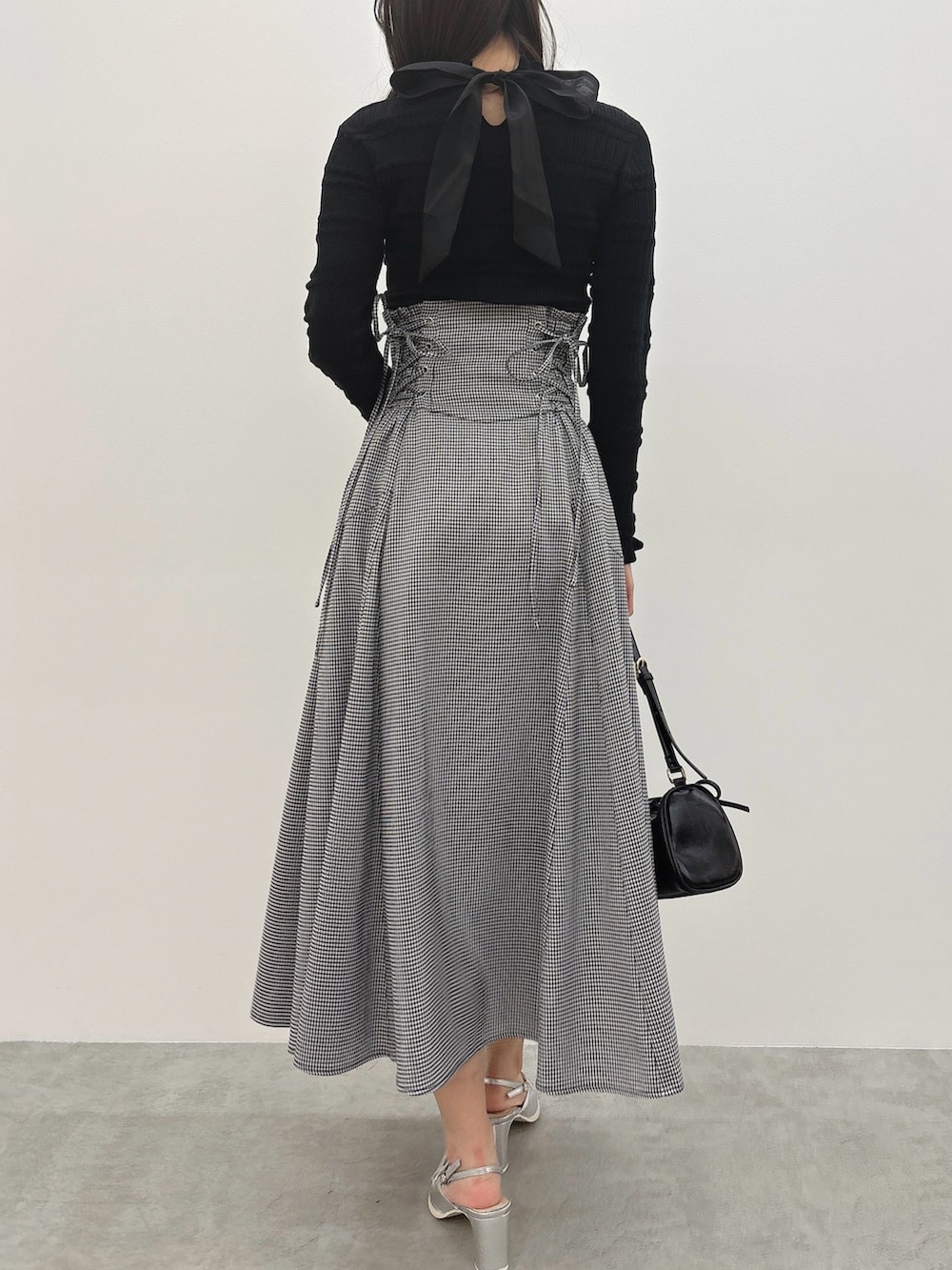 その他のスカート、ブラック系のニット/セーターを着用したレディースの冬コーディネートの4枚目の写真