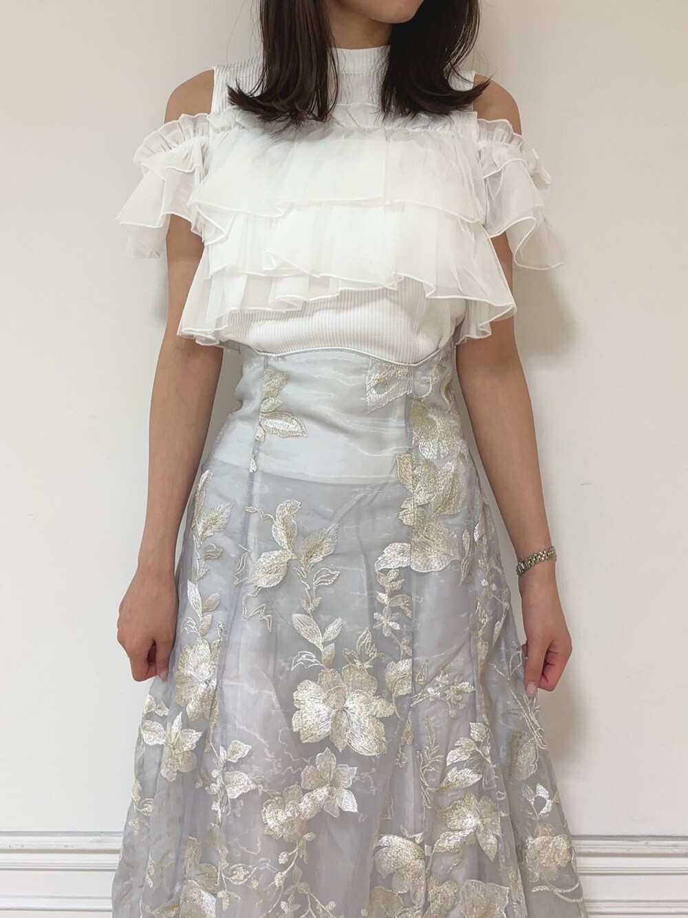 ホワイト系のTシャツ/カットソー、グレー系のスカート、ホワイト系のパンプスを着用したレディースの夏コーディネートの5枚目の写真