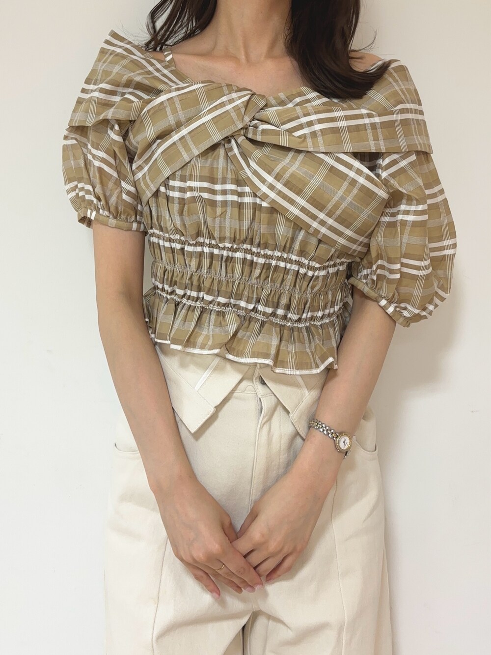 ホワイト系のデニムパンツ、ホワイト系のパンプス、ブラウン系のシャツ/ブラウスを着用したレディースの夏コーディネートの5枚目の写真