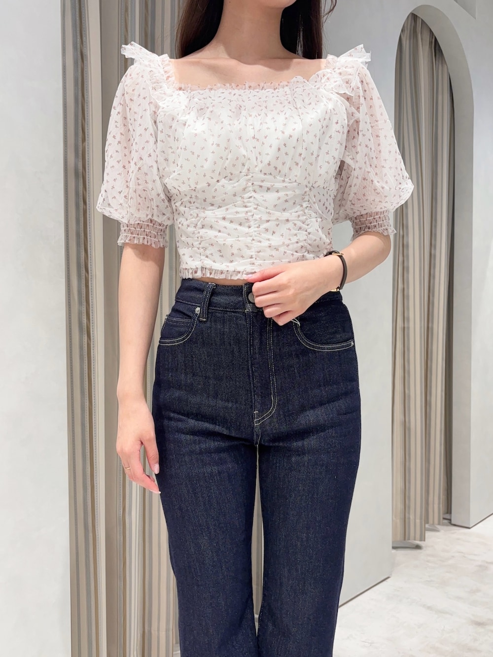 ピンク系のシャツ/ブラウス、ブルー系のデニムパンツ、レッド系のハンドバッグを着用したレディースの夏コーディネートの9枚目の写真