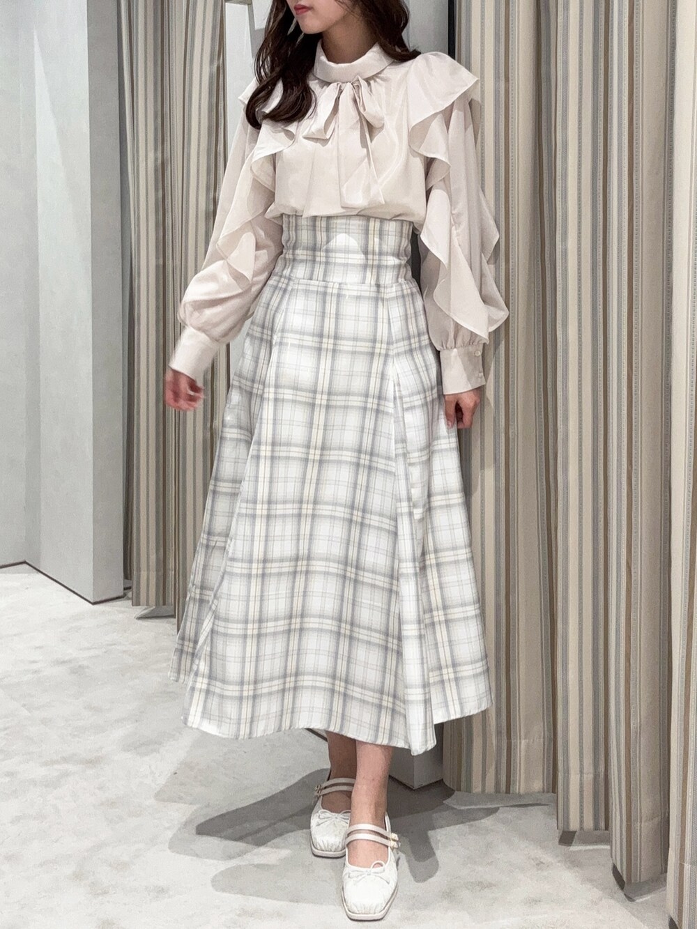 ホワイト系のシャツ/ブラウス、イエロー系のスカート、ホワイト系のバレエシューズを着用したレディースの春コーディネートの2枚目の写真