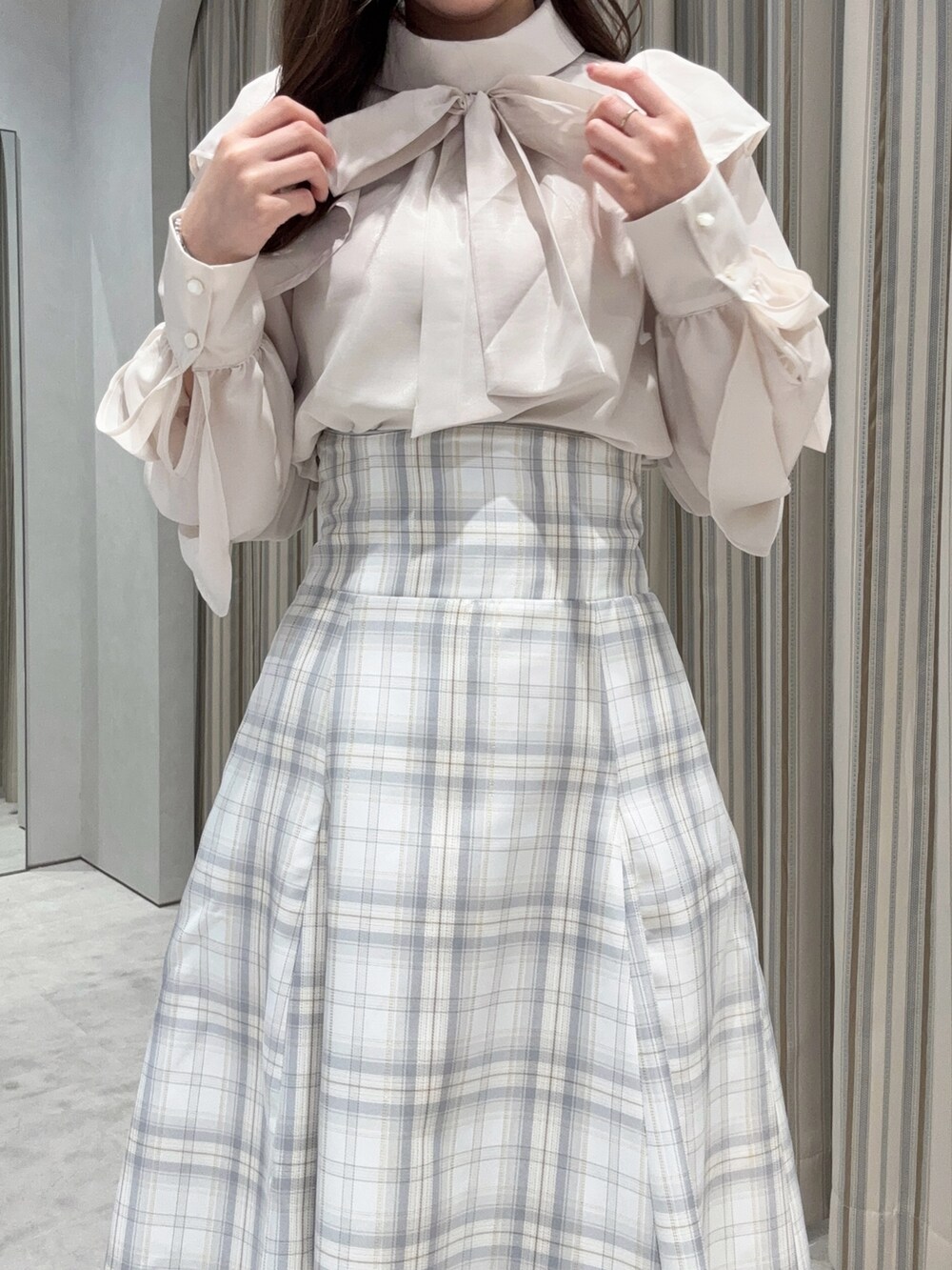 ホワイト系のシャツ/ブラウス、イエロー系のスカート、ホワイト系のバレエシューズを着用したレディースの春コーディネートの5枚目の写真