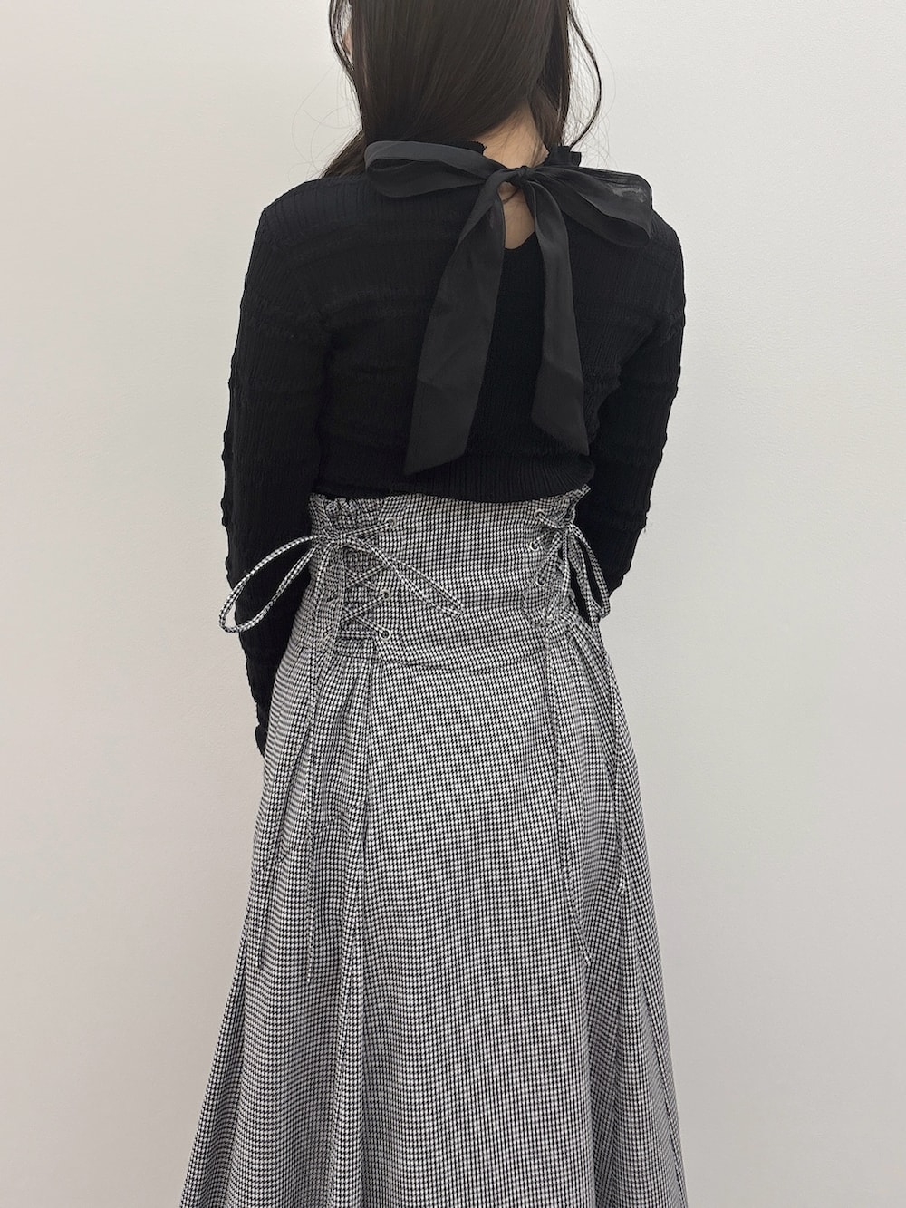 その他のスカート、ブラック系のニット/セーターを着用したレディースの冬コーディネートの6枚目の写真