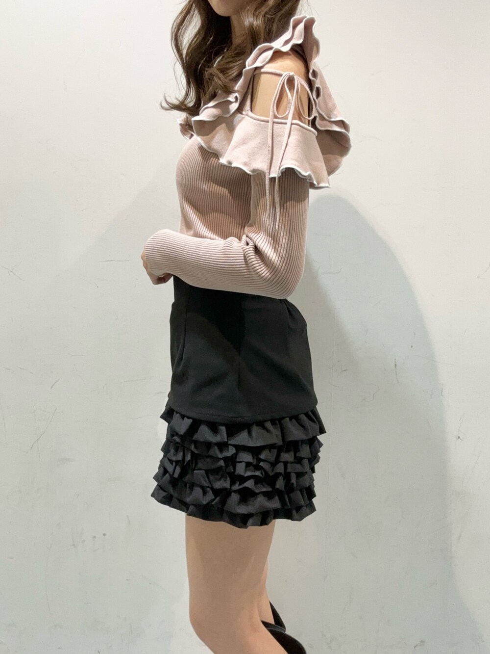 ブラック系のその他パンツ、ピンク系のニット/セーター、ブラック系のブーツを着用したレディースの秋コーディネートの7枚目の写真