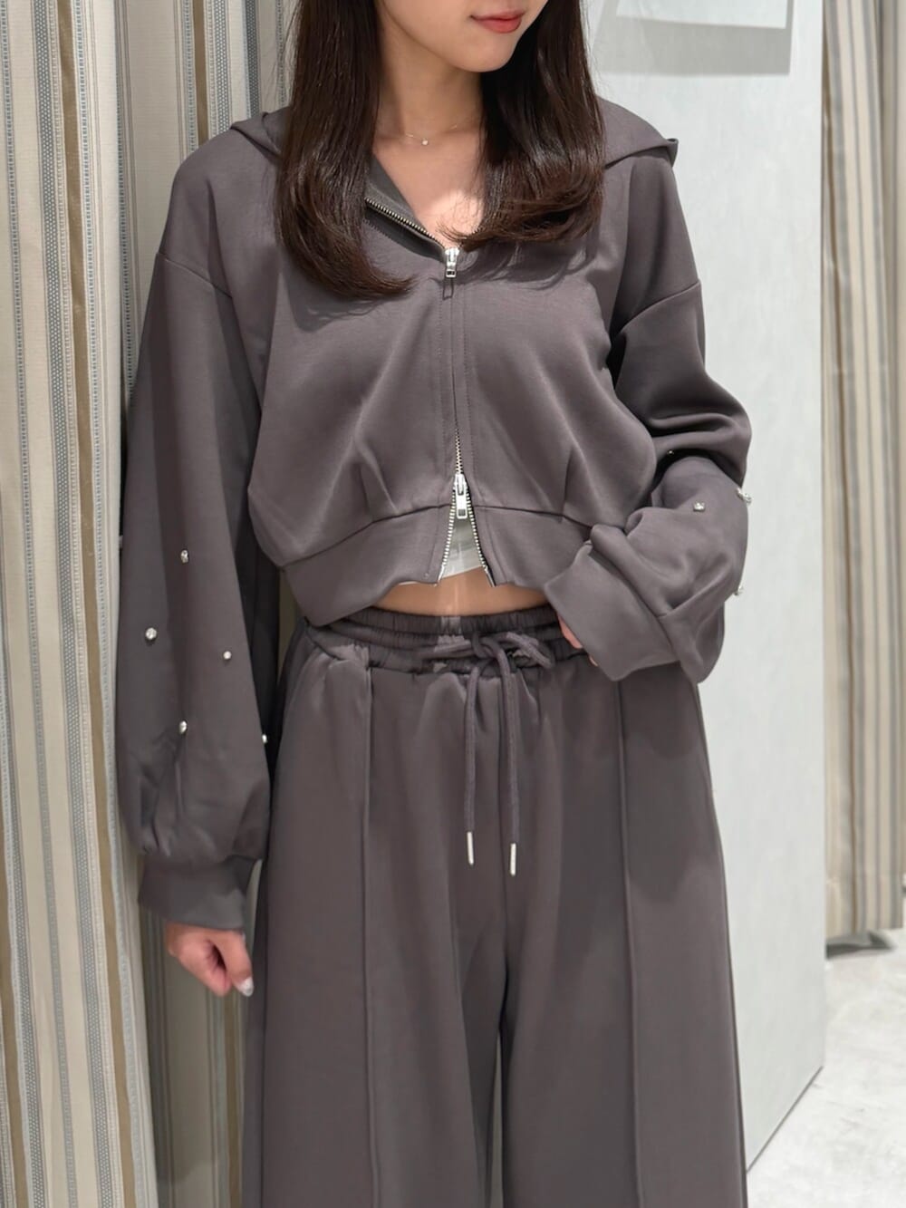 ブラウン系のTシャツ/カットソー、ブラウン系のスウェットパンツ、ホワイト系のサンダルを着用したレディースの夏コーディネートの6枚目の写真