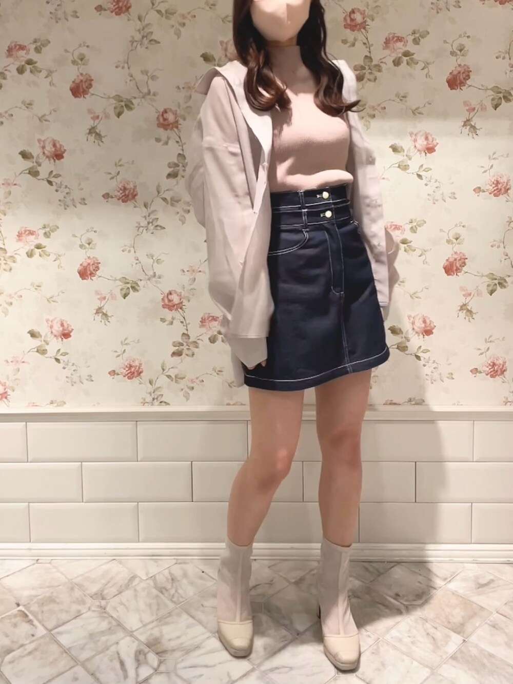 ピンク系のニット/セーター、ピンク系のシャツ/ブラウス、ブルー系のスカートを着用したレディースの春コーディネートの3枚目の写真
