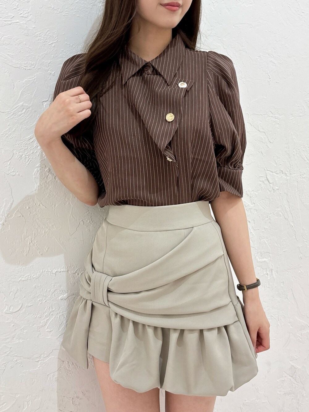 ブラウン系のシャツ/ブラウス、ベージュ系のスカート、ブラウン系のローファーを着用したレディースの夏コーディネートの7枚目の写真