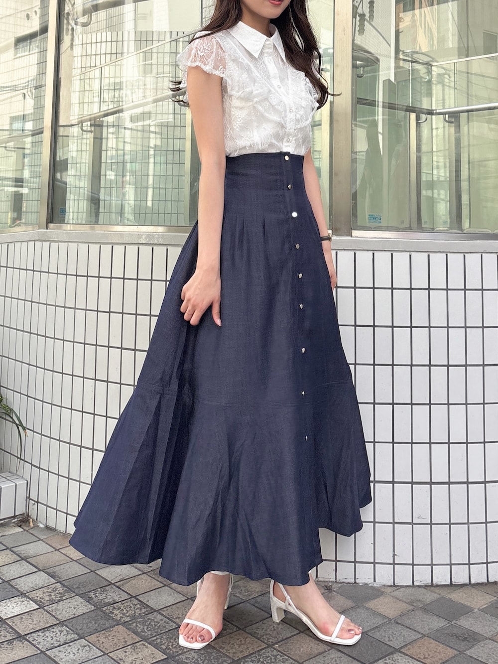 ホワイト系のシャツ/ブラウス、ブルー系のスカート、ホワイト系のサンダルを着用したレディースの夏コーディネートの3枚目の写真