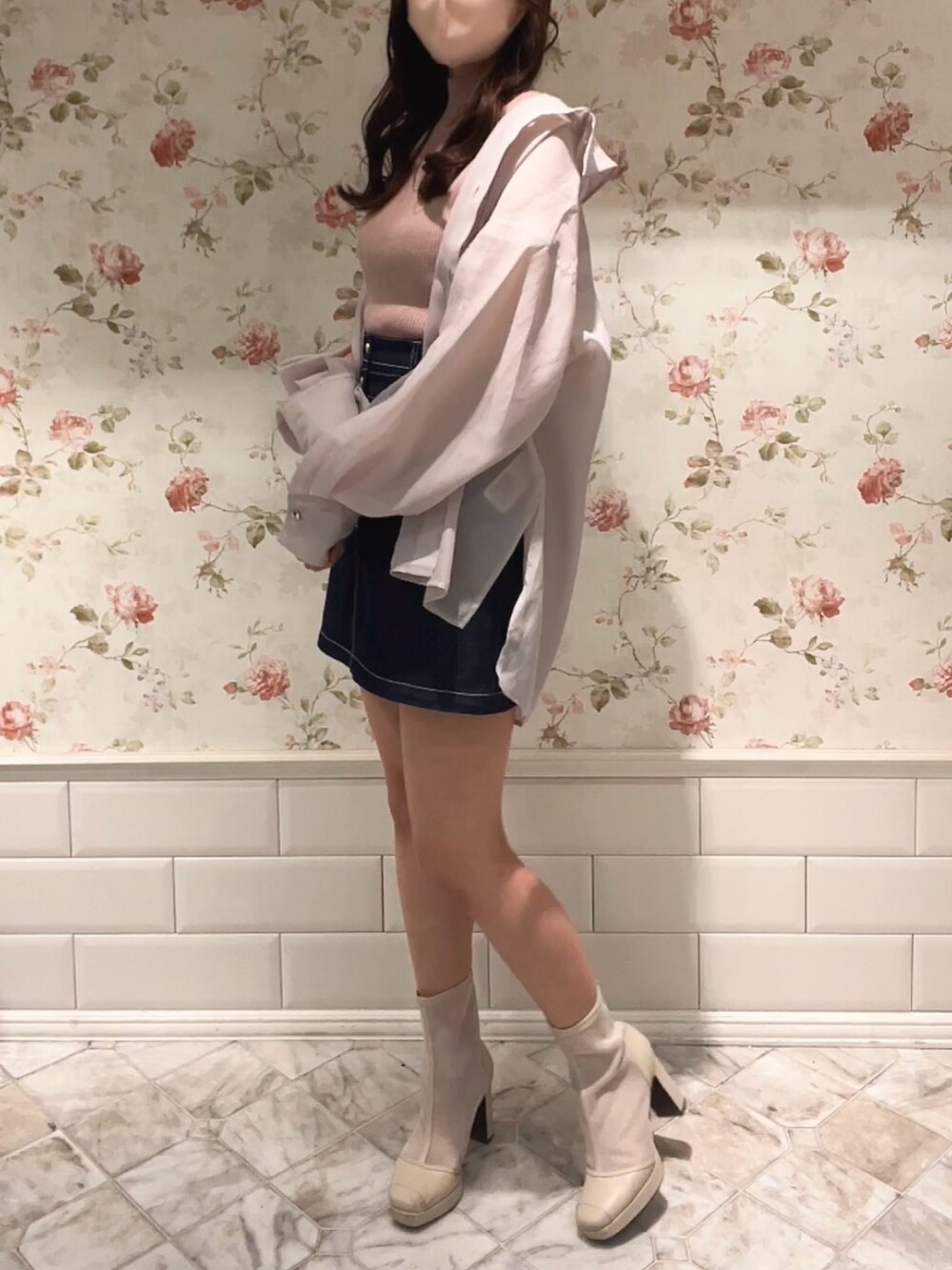 ピンク系のニット/セーター、ピンク系のシャツ/ブラウス、ブルー系のスカートを着用したレディースの春コーディネートの4枚目の写真