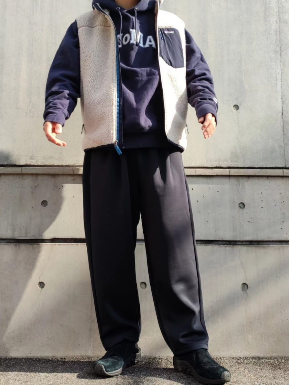 ブルー系のパーカー、ブラック系のスウェットパンツ、ブラック系のスリッポンを着用したメンズの冬コーディネートの3枚目の写真