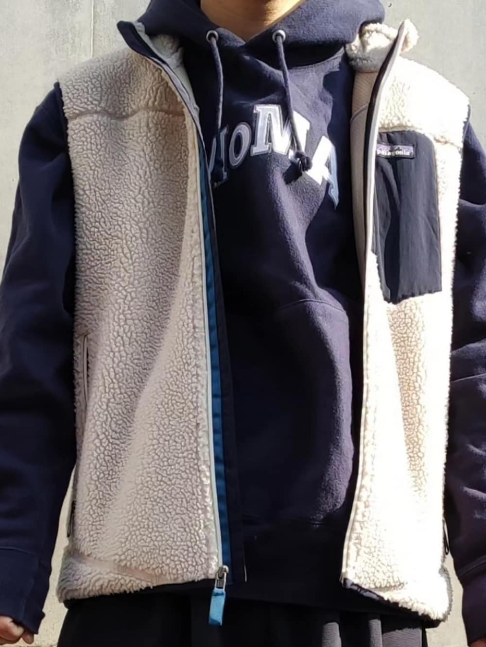 ブルー系のパーカー、ブラック系のスウェットパンツ、ブラック系のスリッポンを着用したメンズの冬コーディネートの2枚目の写真