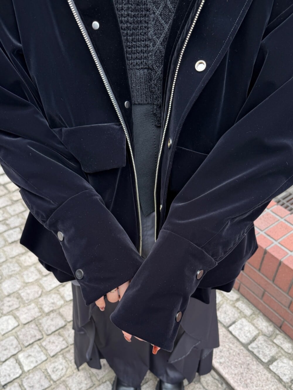 ブラック系のその他アウター、ブラック系のニット/セーター、グレー系のシャツ/ブラウスを着用したレディースの秋コーディネートの5枚目の写真