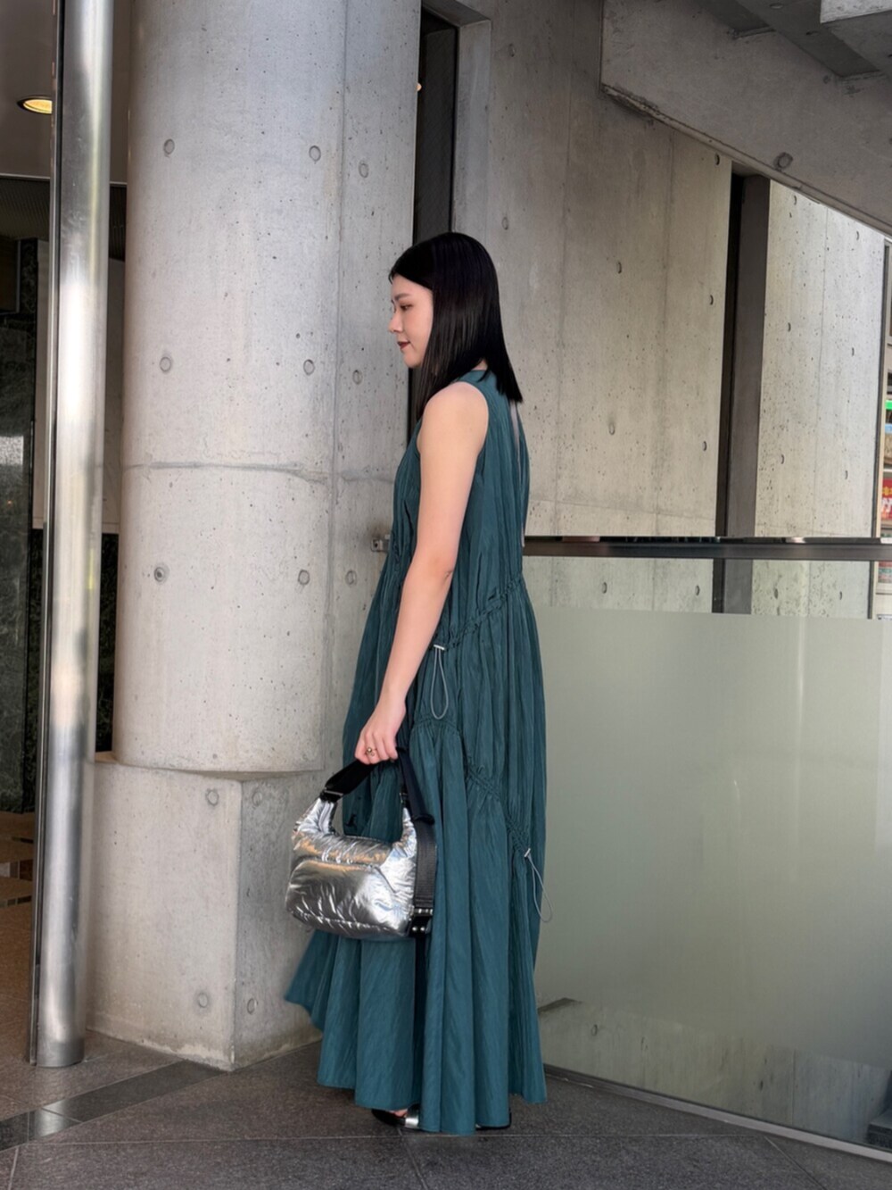 ブルー系のワンピース、シルバー系のショルダーバッグ、シルバー系のサンダルを着用したレディースの春コーディネートの3枚目の写真