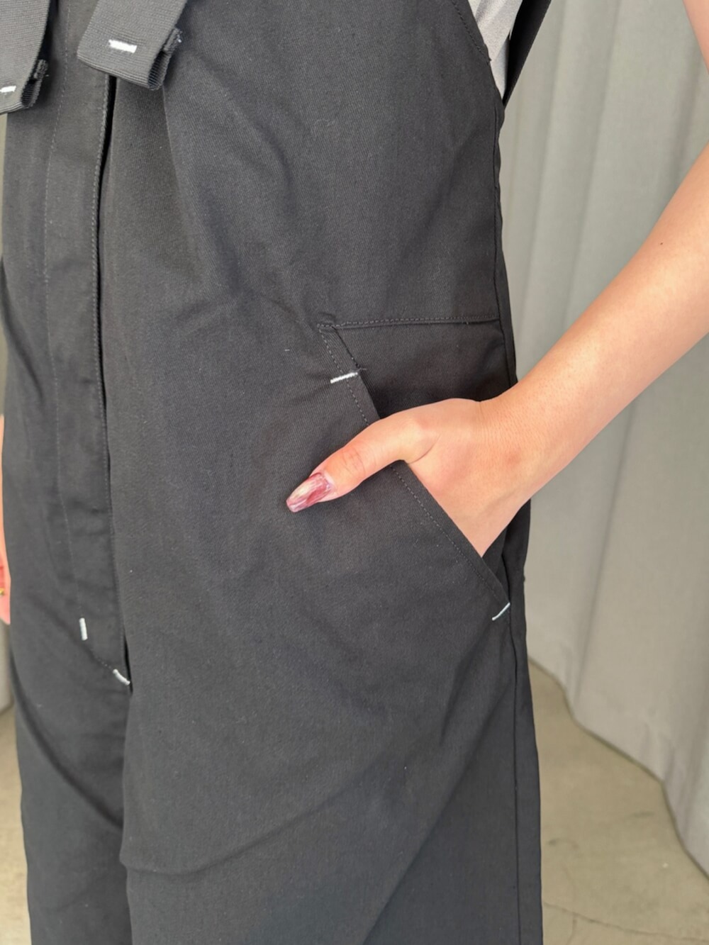 ブラック系のブーツ、ブラック系のつなぎ/オールインワン、グレー系のタンクトップを着用したレディースの夏コーディネートの6枚目の写真