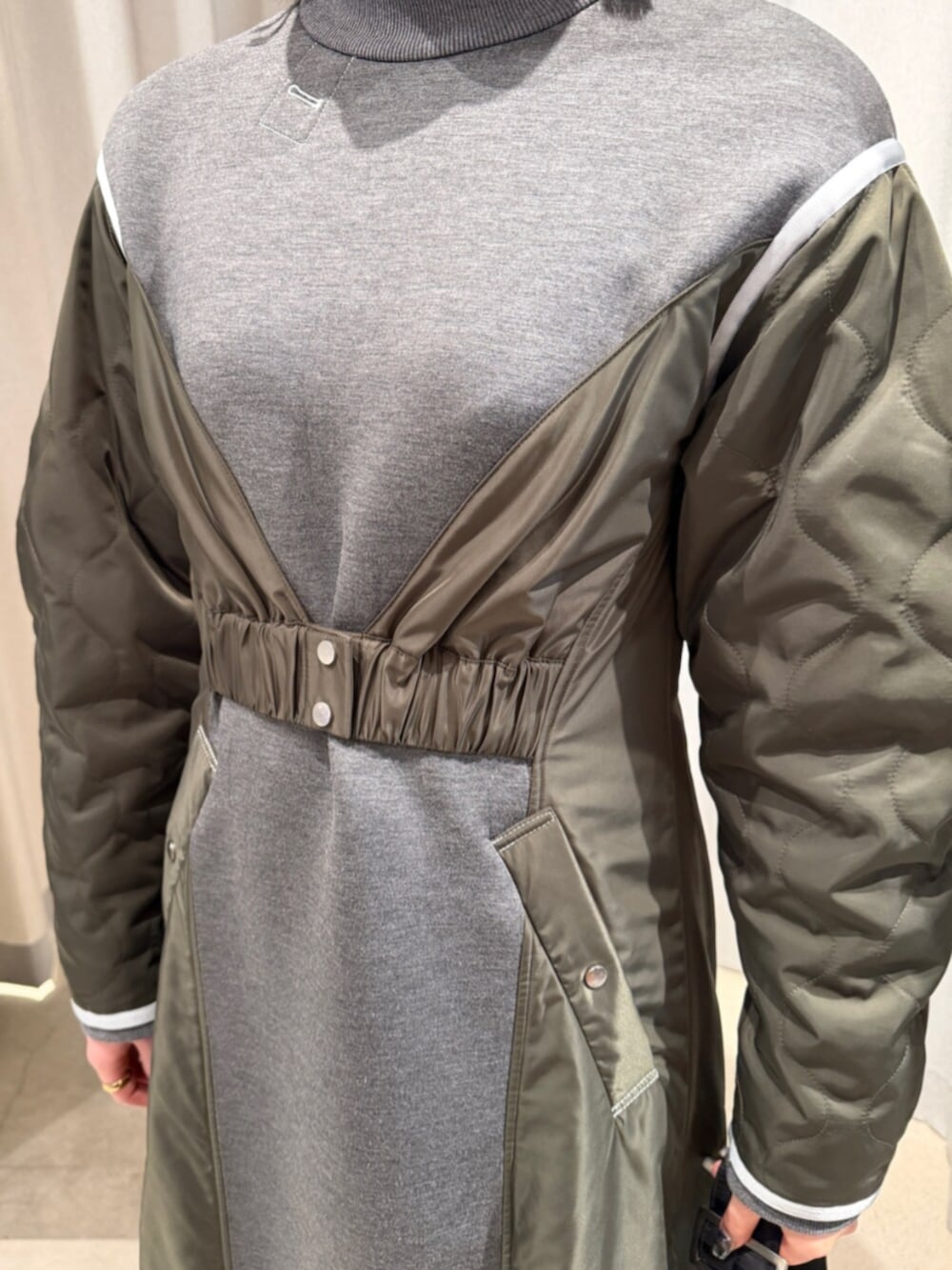 ブラック系のブーツ、その他のワンピース、ブラック系のボディバッグ/ウエストポーチを着用したレディースの秋コーディネートの6枚目の写真