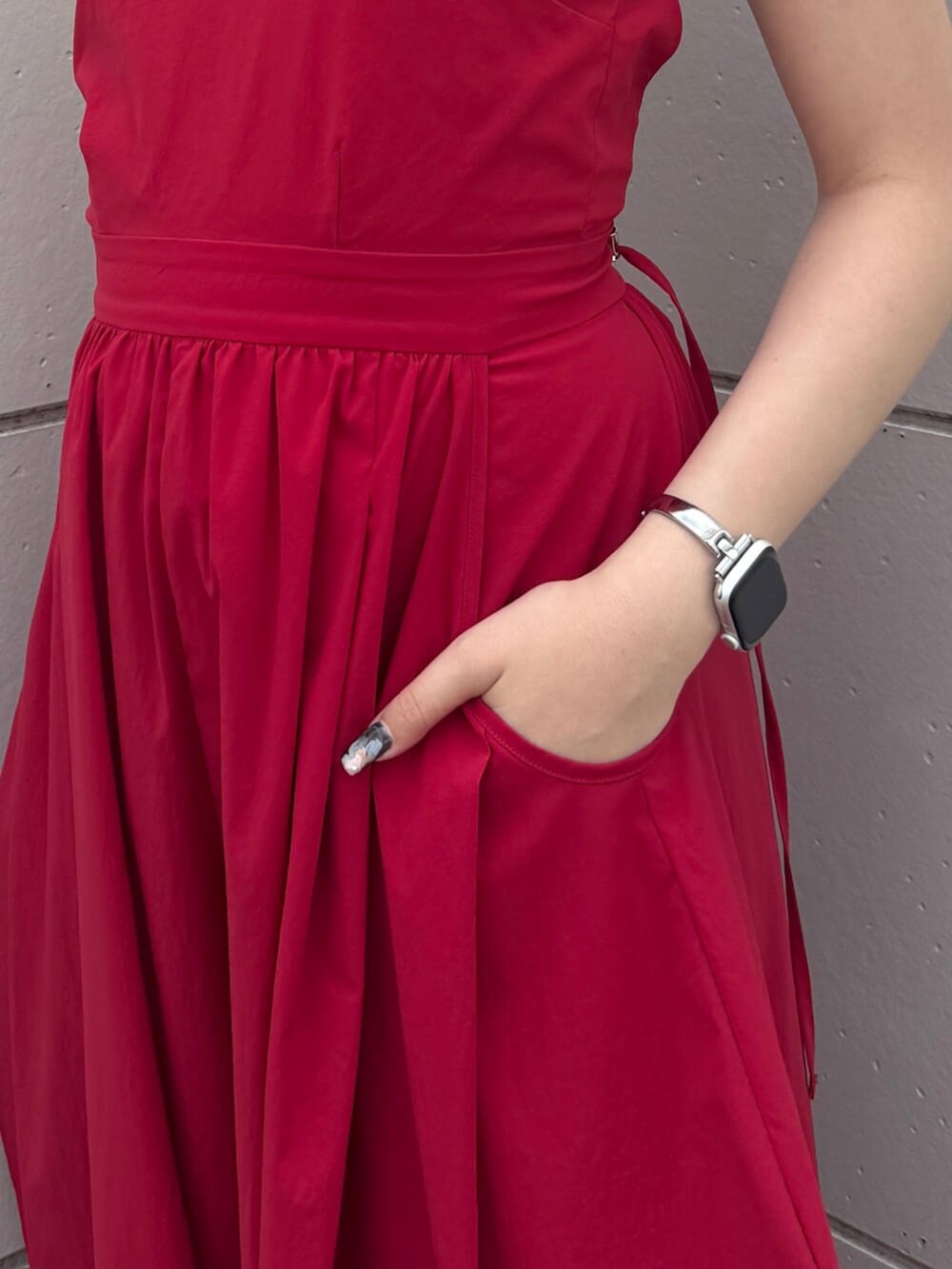 ブラック系のサンダル、レッド系のつなぎ/オールインワンを着用したレディースの夏コーディネートの5枚目の写真