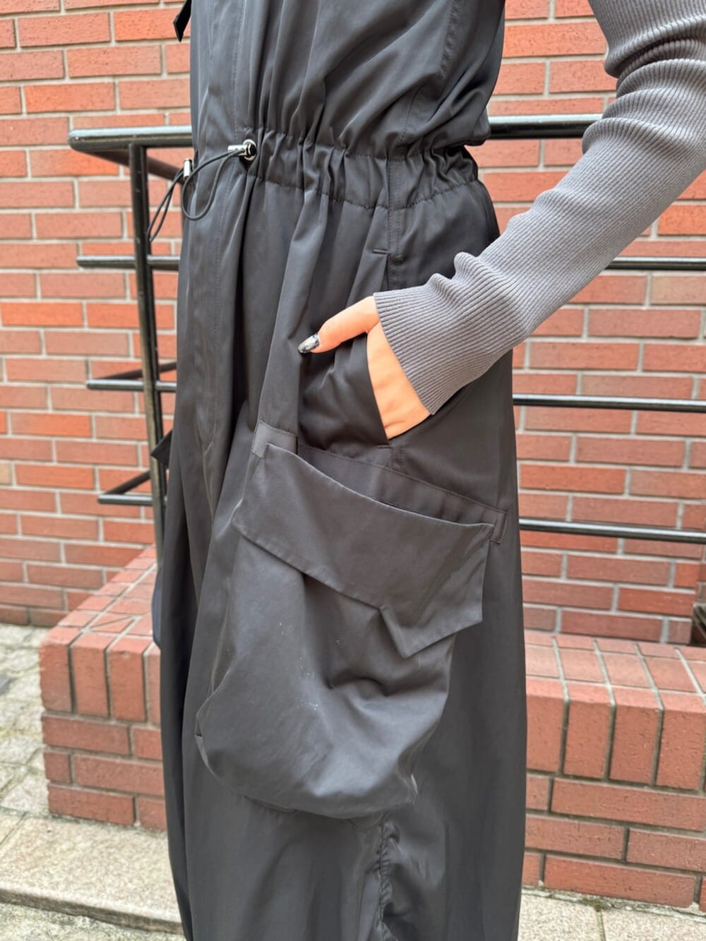 グレー系のニット/セーター、ブラック系のワンピースを着用したレディースの秋コーディネートの4枚目の写真