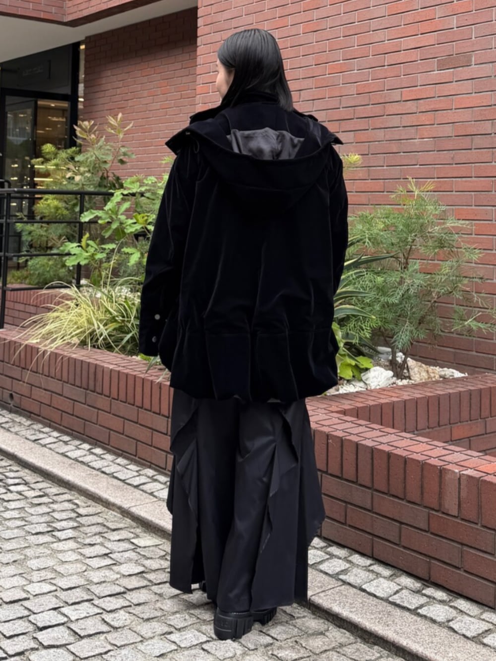 ブラック系のその他アウター、ブラック系のニット/セーター、グレー系のシャツ/ブラウスを着用したレディースの秋コーディネートの2枚目の写真