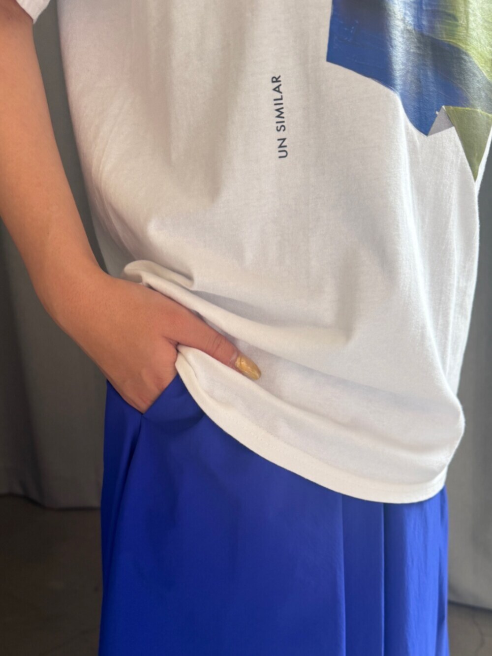 その他のサンダル、ホワイト系のTシャツ/カットソー、ブルー系のその他パンツを着用したレディースの夏コーディネートの5枚目の写真