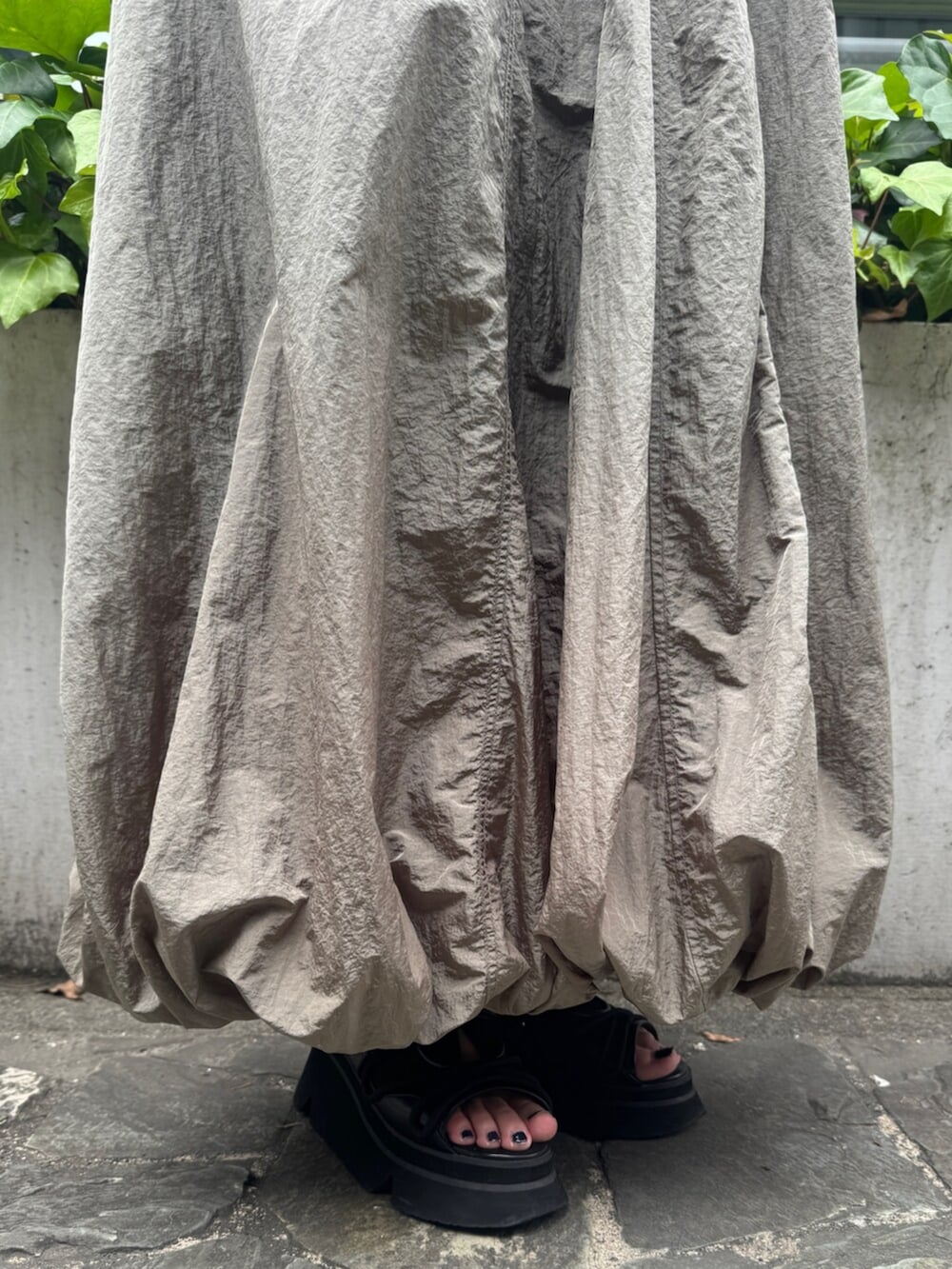 ブラック系のサンダル、ベージュ系のワンピースを着用したレディースの夏コーディネートの6枚目の写真