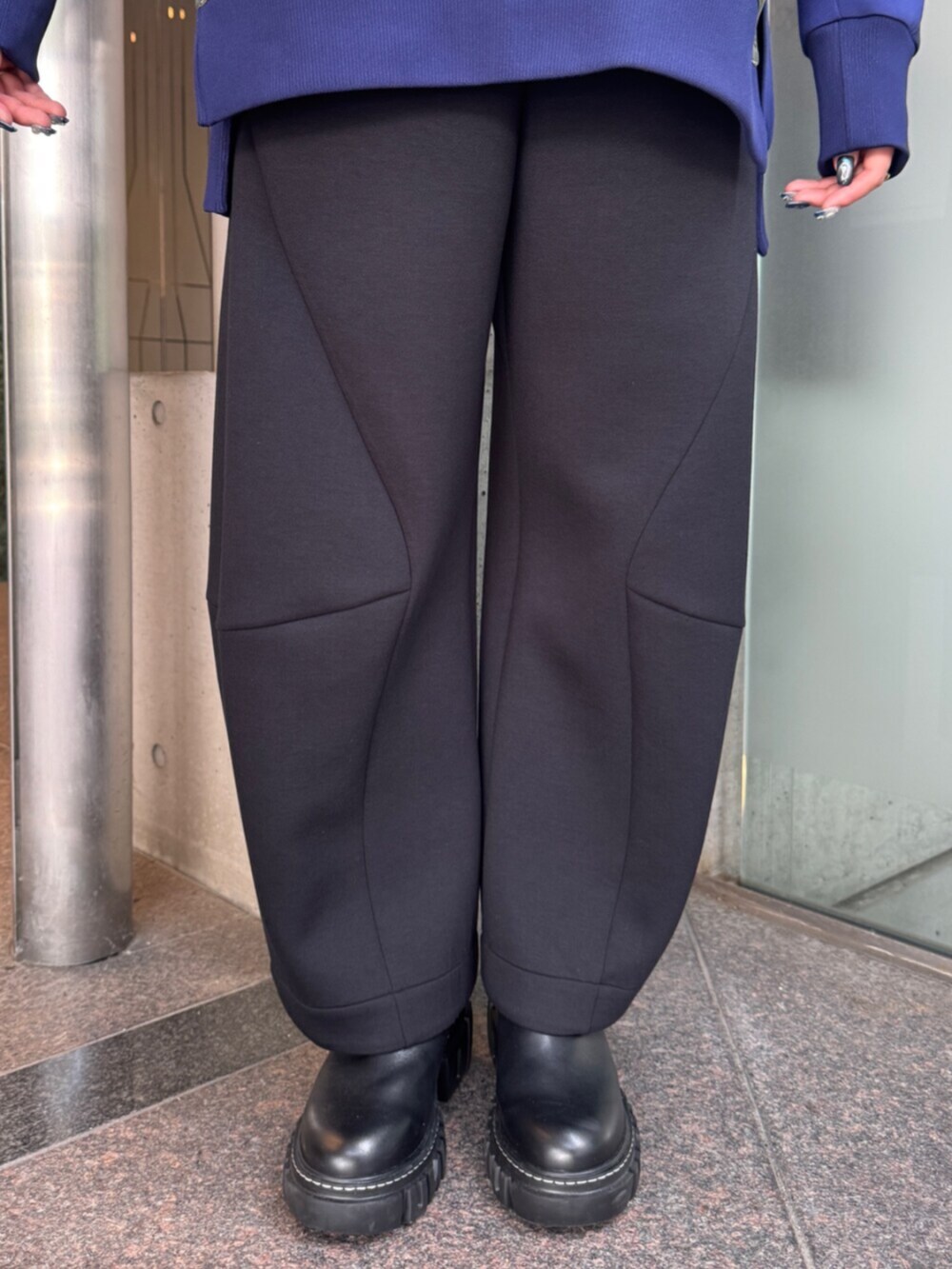 ブルー系のパーカー、ブラック系のその他パンツ、ブラック系のブーツを着用したレディースの夏コーディネートの7枚目の写真