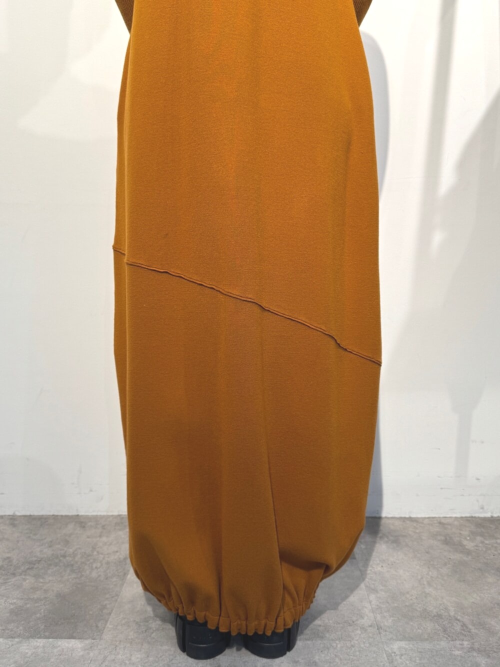 イエロー系のワンピース、ブラック系のショルダーバッグを着用したレディースの秋コーディネートの7枚目の写真