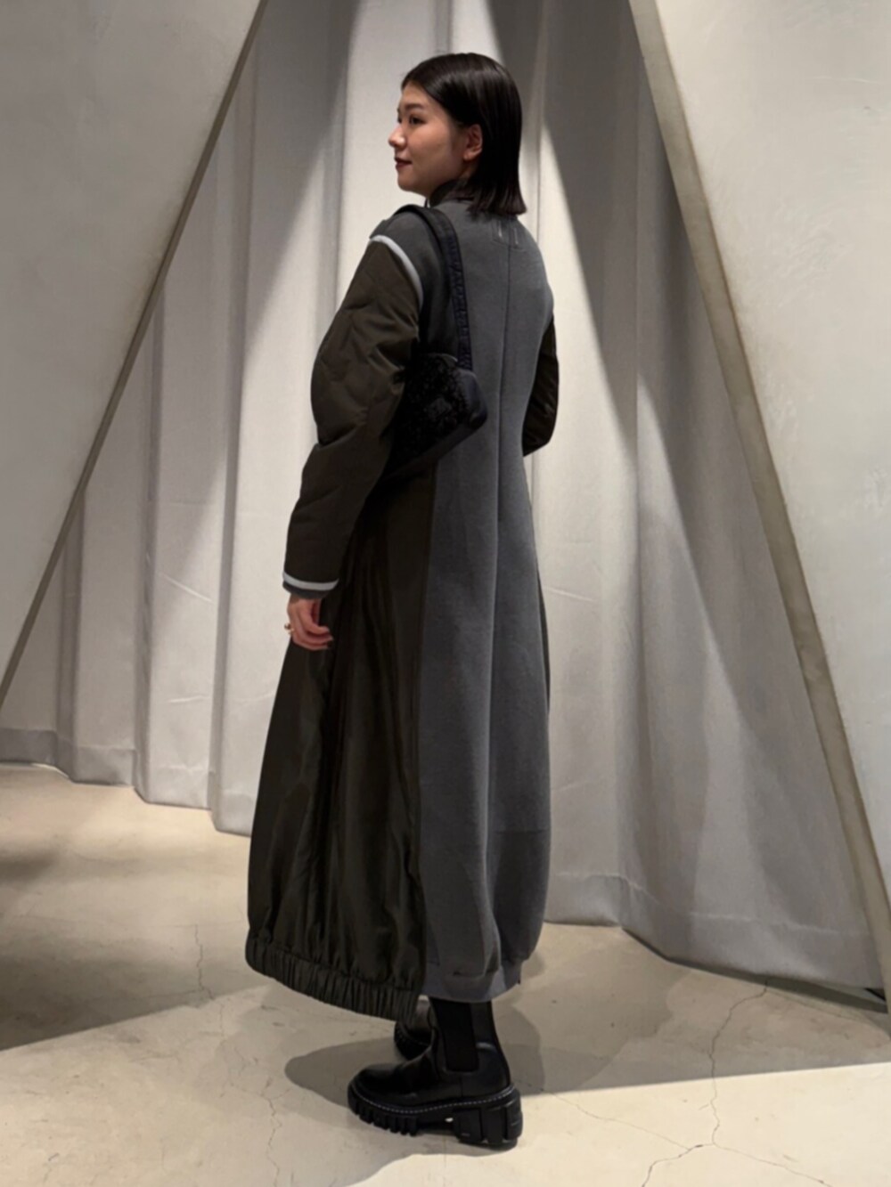 ブラック系のブーツ、その他のワンピース、ブラック系のボディバッグ/ウエストポーチを着用したレディースの秋コーディネートの2枚目の写真