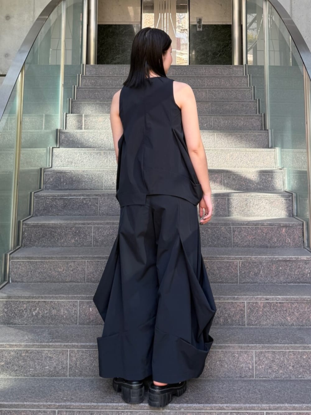 ブラック系のシャツ/ブラウス、ブラック系のその他パンツ、ブラック系のサンダルを着用したレディースの冬コーディネートの3枚目の写真