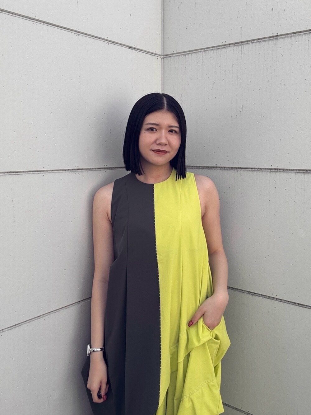 グリーン系のワンピース、ブラック系のサンダルを着用したレディースの夏コーディネートの3枚目の写真