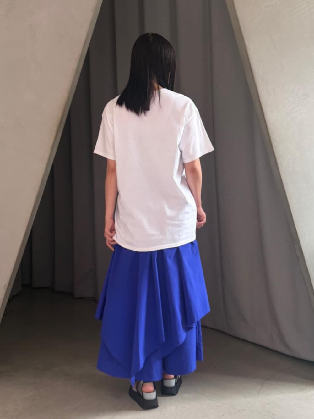 その他のサンダル、ホワイト系のTシャツ/カットソー、ブルー系のその他パンツを着用したレディースの夏コーディネートの3枚目の写真