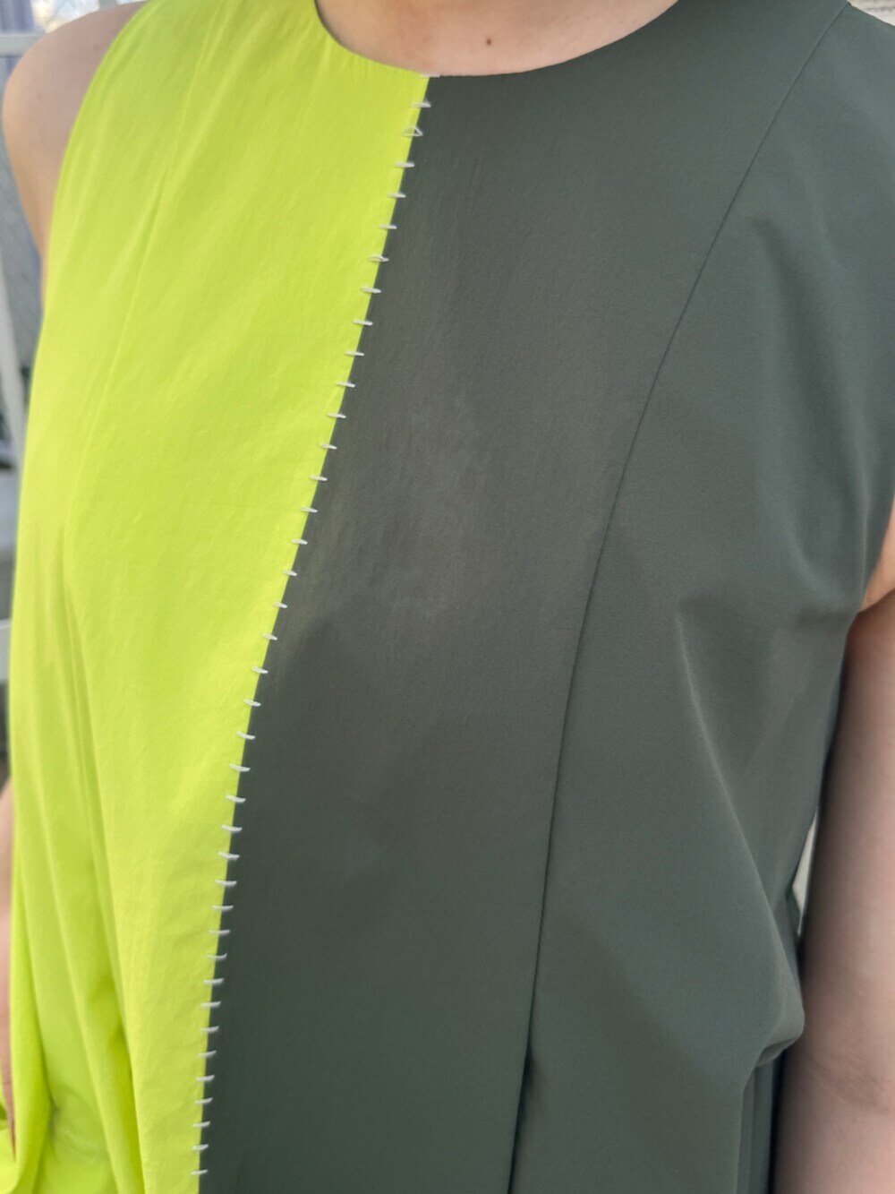 グリーン系のワンピース、ブラック系のサンダルを着用したレディースの夏コーディネートの4枚目の写真