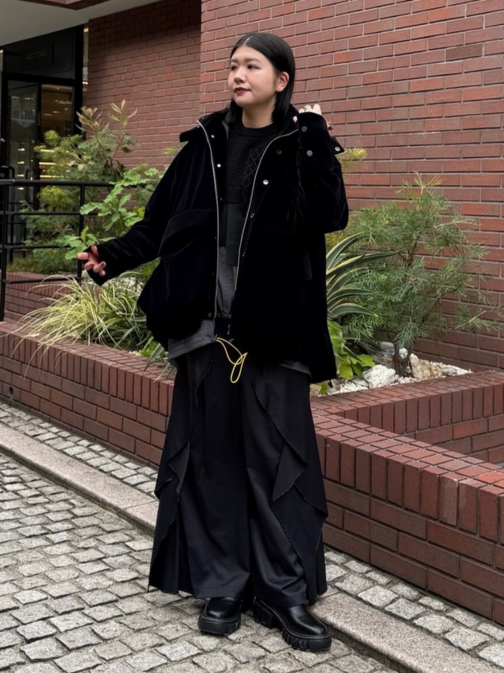 ブラック系のその他アウター、ブラック系のニット/セーター、グレー系のシャツ/ブラウスを着用したレディースの秋コーディネートの3枚目の写真