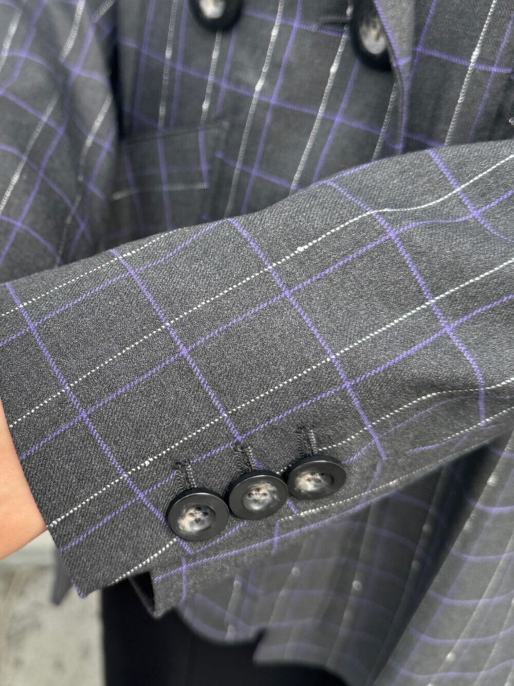 ブラック系のブーツ、グレー系のテーラードジャケット、ブラック系のワンピースを着用したレディースの秋コーディネートの5枚目の写真