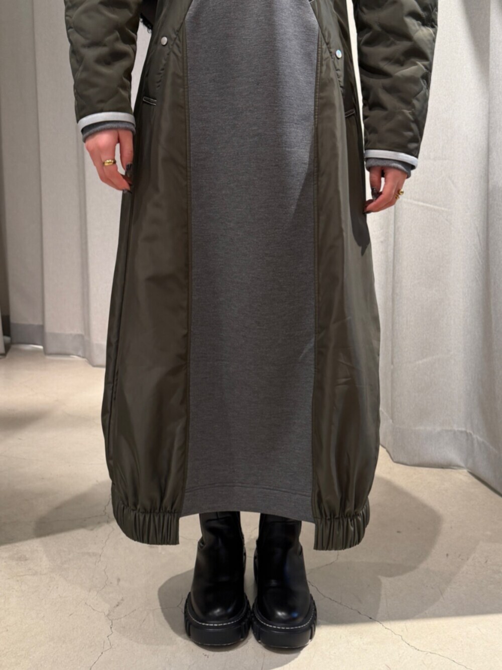 ブラック系のブーツ、その他のワンピース、ブラック系のボディバッグ/ウエストポーチを着用したレディースの秋コーディネートの7枚目の写真