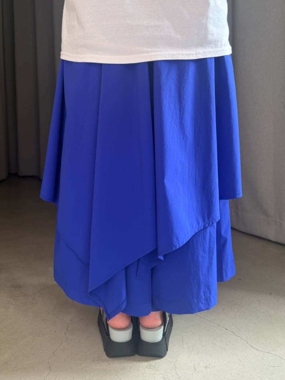 その他のサンダル、ホワイト系のTシャツ/カットソー、ブルー系のその他パンツを着用したレディースの夏コーディネートの7枚目の写真