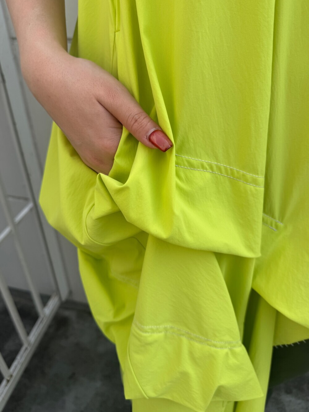 グリーン系のワンピース、ブラック系のサンダルを着用したレディースの夏コーディネートの5枚目の写真