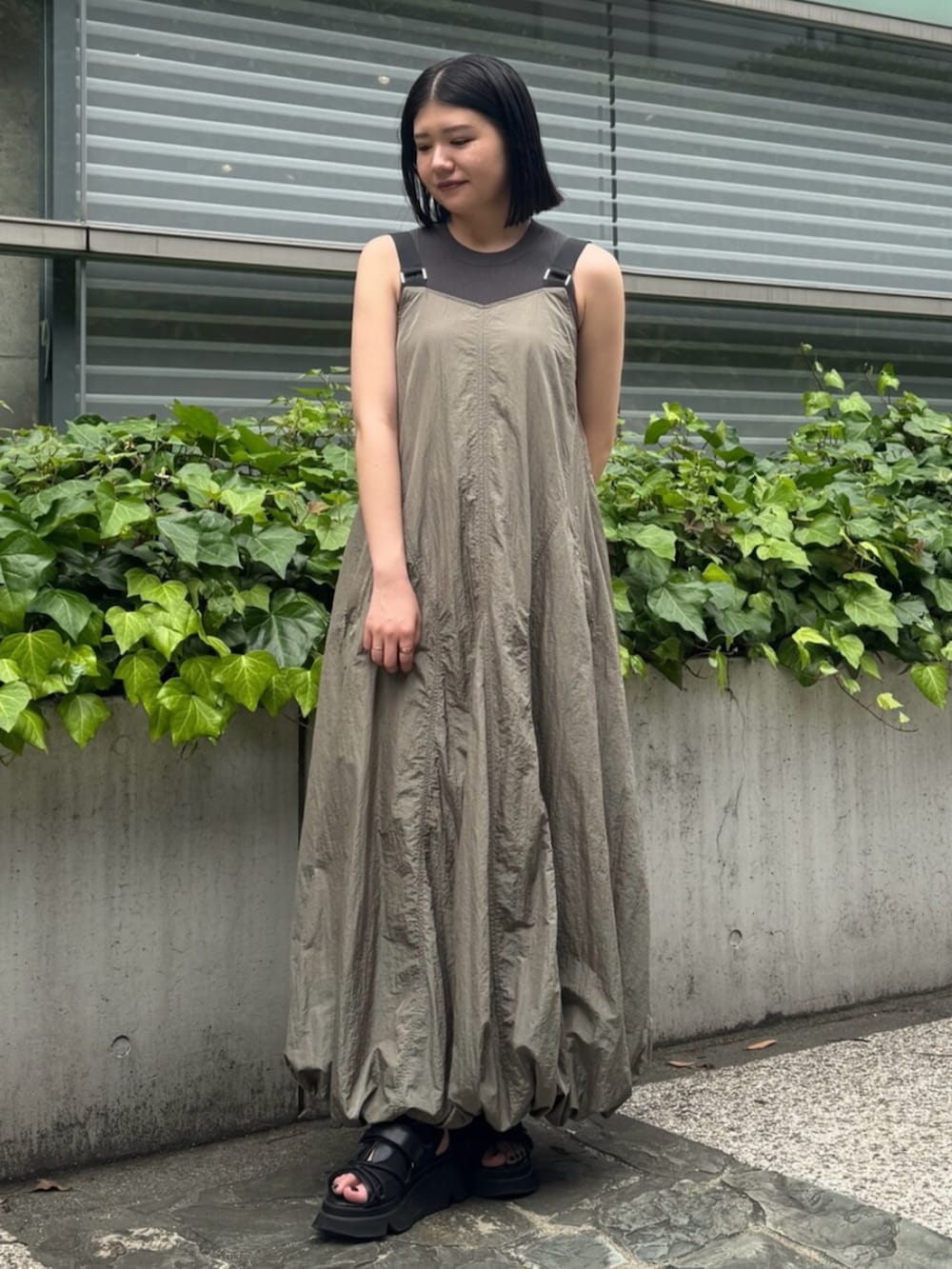 ブラック系のサンダル、ベージュ系のワンピースを着用したレディースの夏コーディネートの4枚目の写真