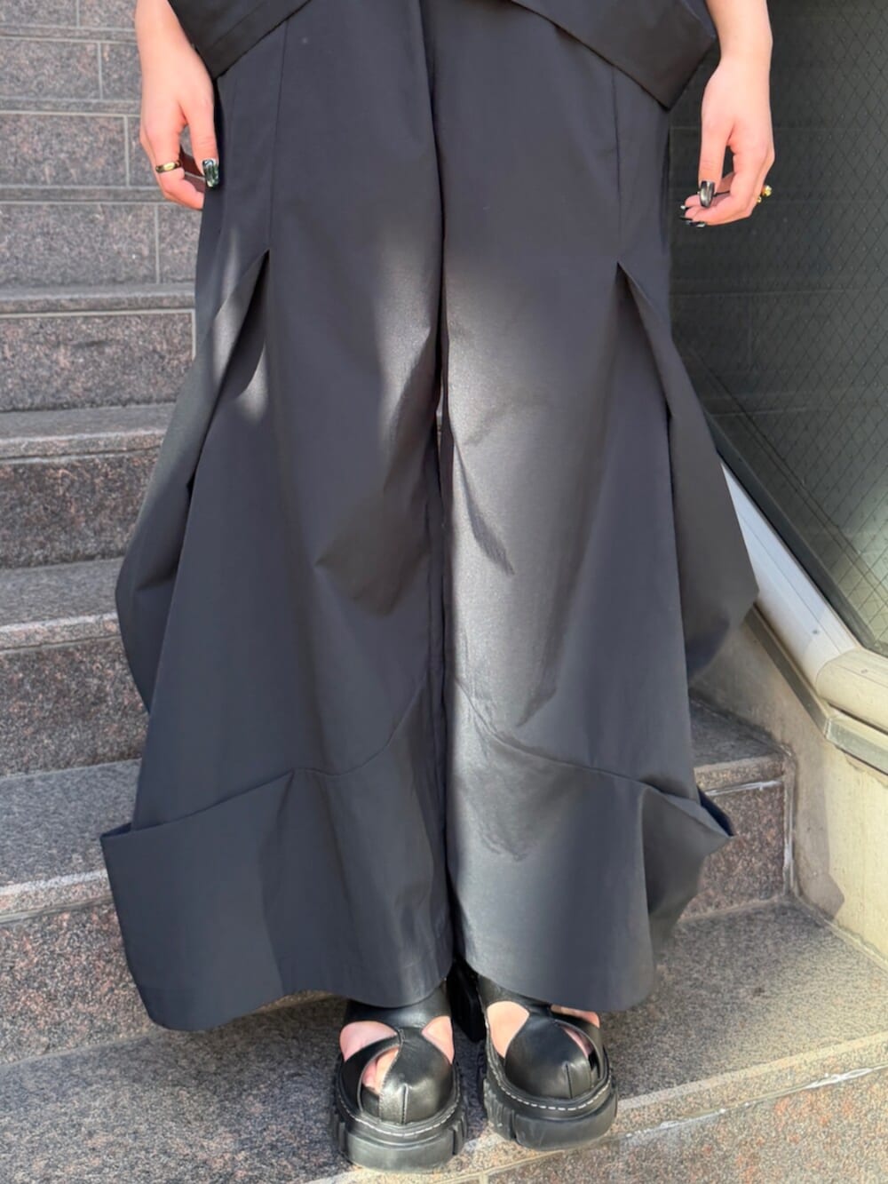 ブラック系のシャツ/ブラウス、ブラック系のその他パンツ、ブラック系のサンダルを着用したレディースの冬コーディネートの6枚目の写真